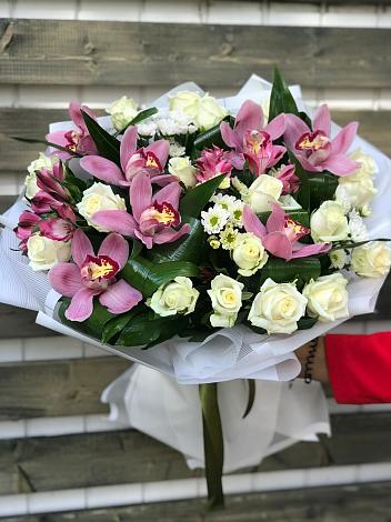 Букет цветов из: Розы и Хризантемы в Гололобово