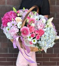 Композиция солнечный день в Гололобово Цветочная композиция из Розы, Хризантемы, Пионы и Лизиантусы в корзине в Гололобово