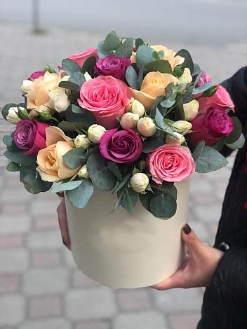 Цветочная композиция из Розы в шляпной коробке в Гололобово