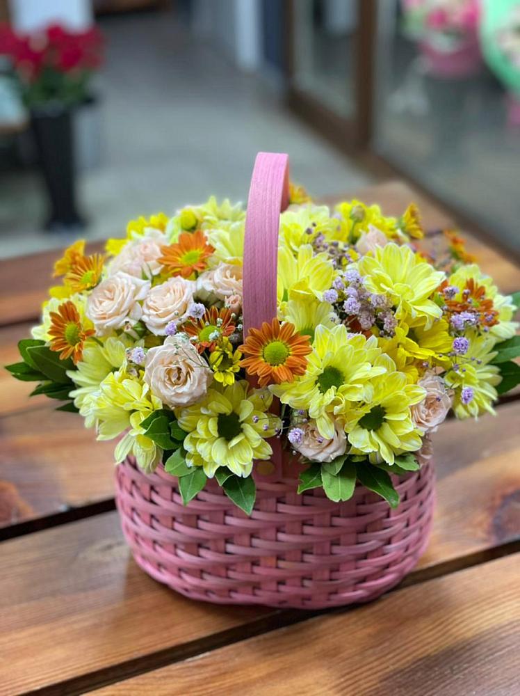 Цветочная композиция из Хризантемы и Розы в корзине в Гололобово