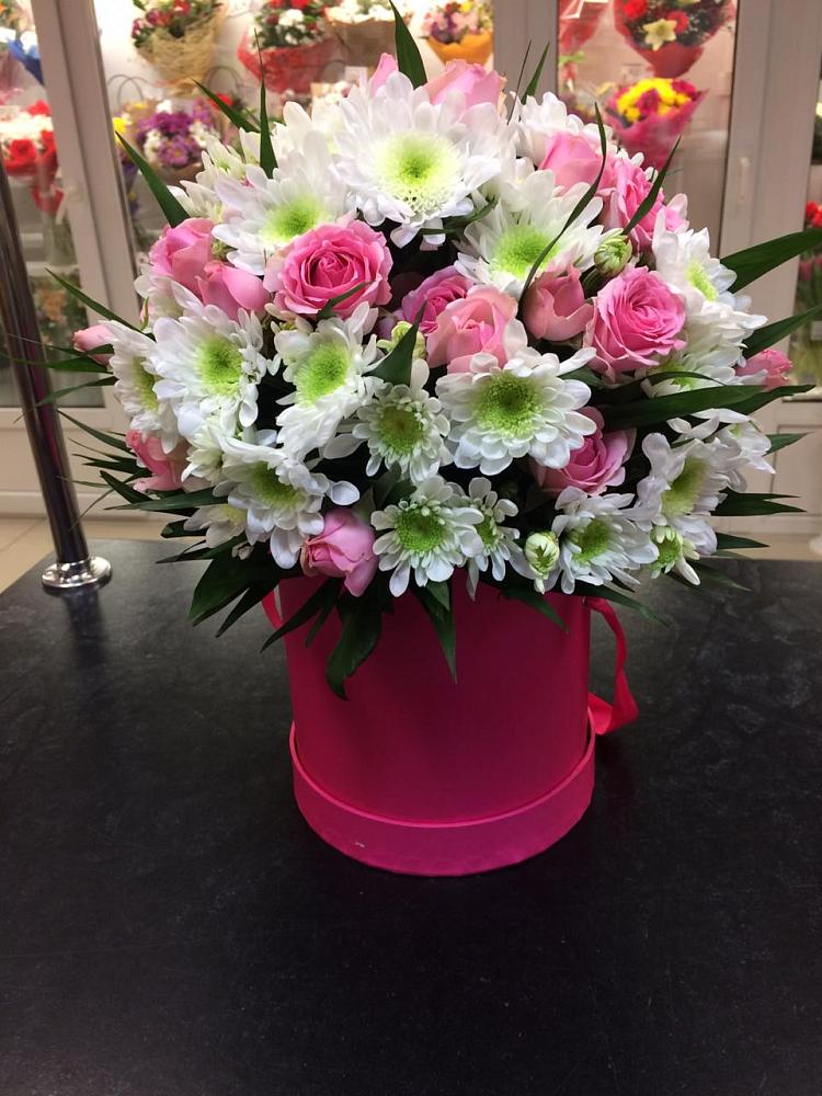 Цветочная композиция из Розы и Хризантемы в шляпной коробке в Гололобово