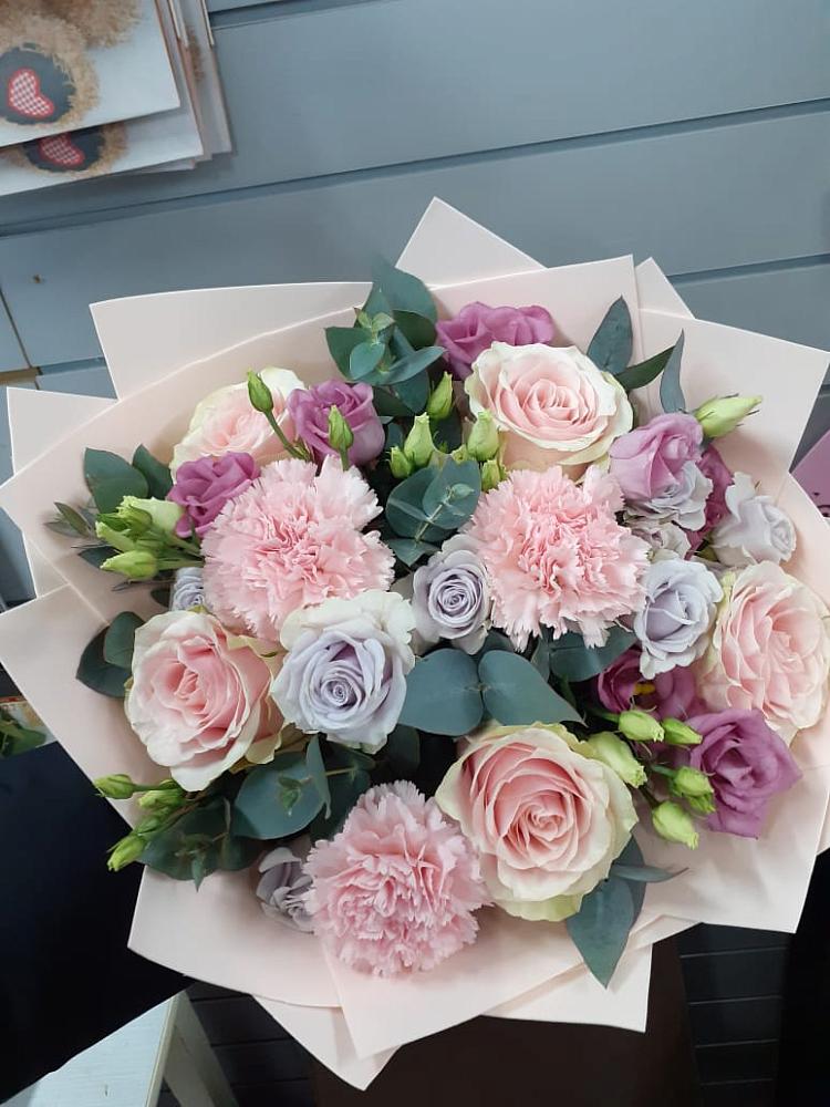 Букет цветов из: Розы, Гвоздики и Лизиантусы в Гололобово