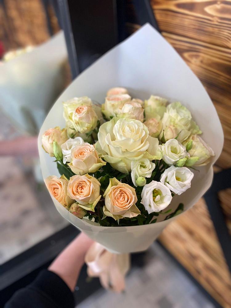 Букет цветов из: Розы и Лизиантусы в Гололобово